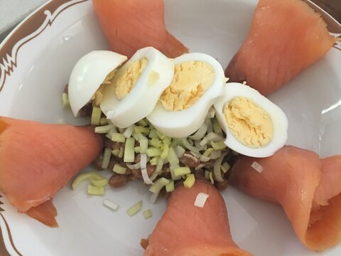 納豆サーモン、卵の彩りサラダ